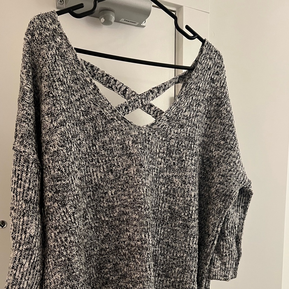 Long ‘The Knack Boutique’ sweater.